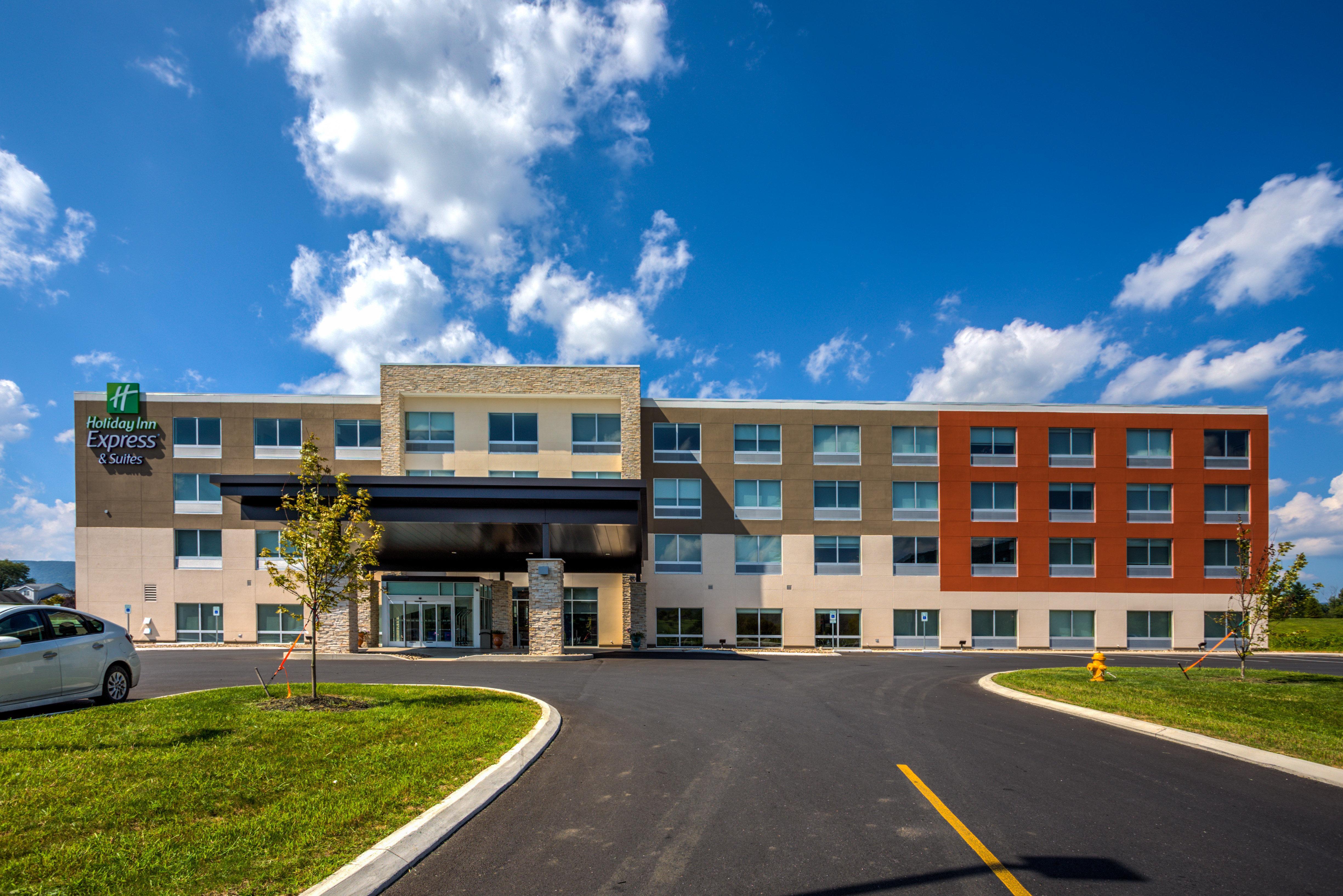 Holiday Inn Express & Suites Reedsville - State Coll Area, An Ihg Hotel ภายนอก รูปภาพ