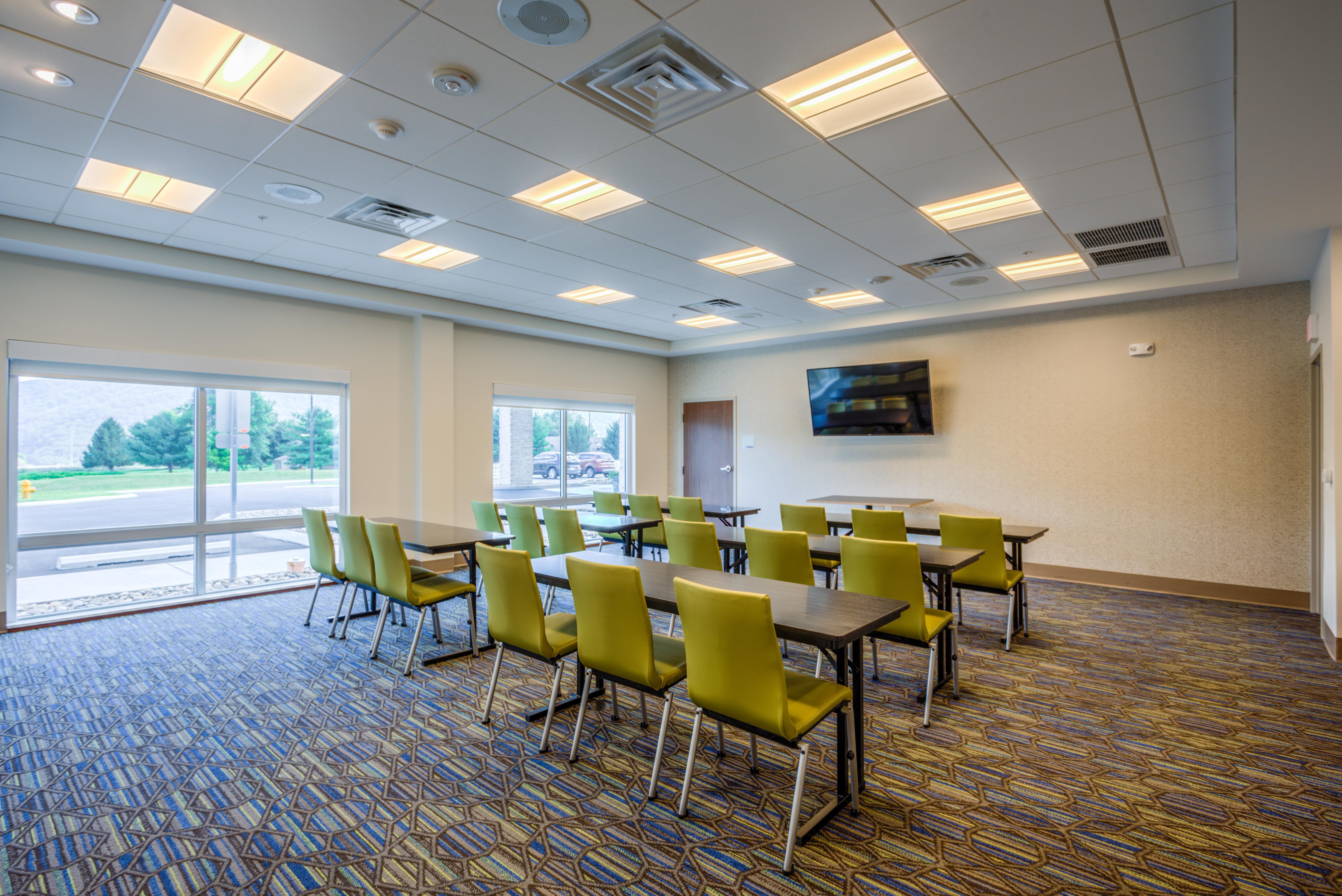 Holiday Inn Express & Suites Reedsville - State Coll Area, An Ihg Hotel ภายนอก รูปภาพ
