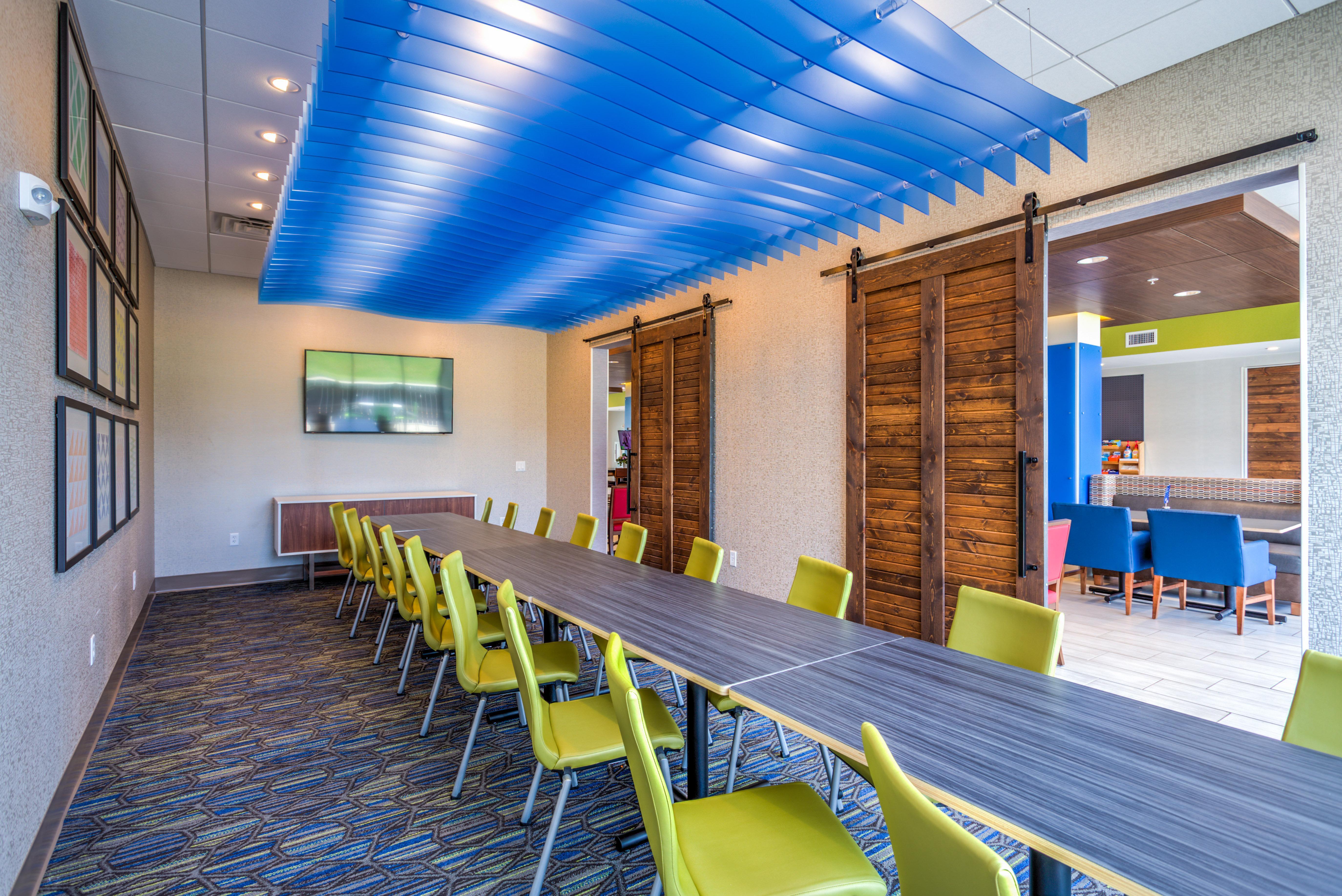 Holiday Inn Express & Suites Reedsville - State Coll Area, An Ihg Hotel ภายนอก รูปภาพ